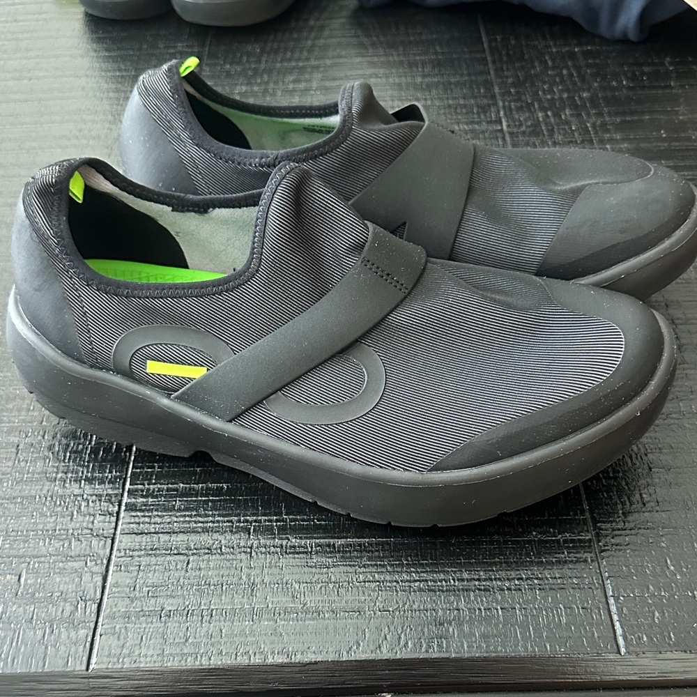 Oofos Men's OOmg low Slip-On Recovery Shoe